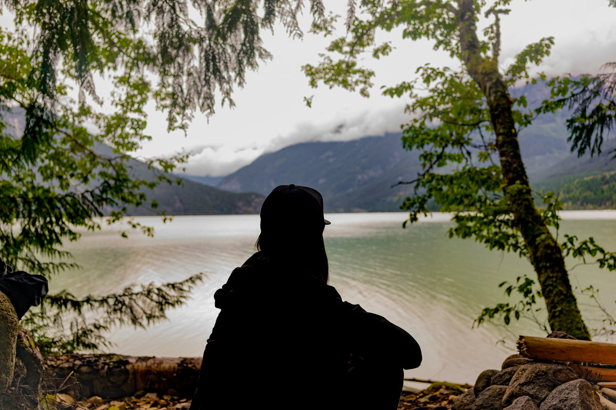 Silhouette d'une femme face à un paysage